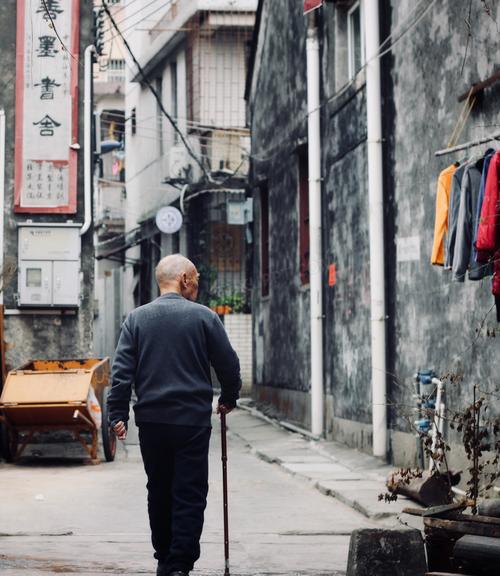 骑楼光影老人背影