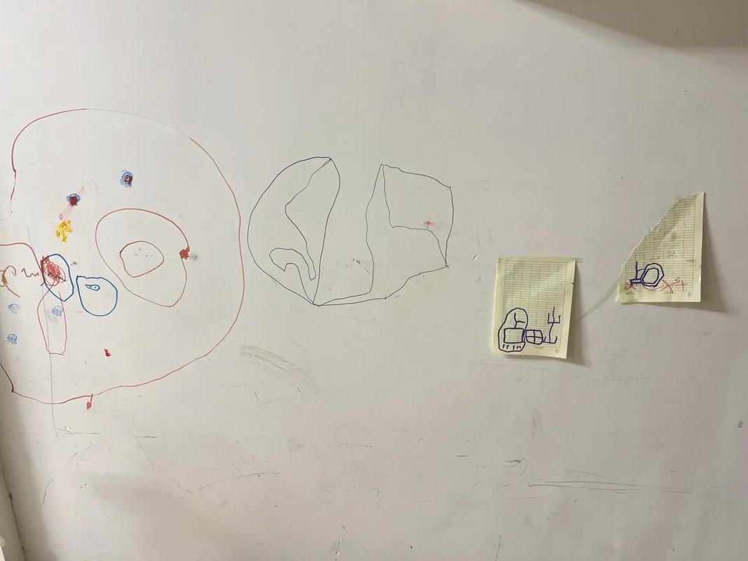 幼儿在墙上乱涂鸦混乱场景