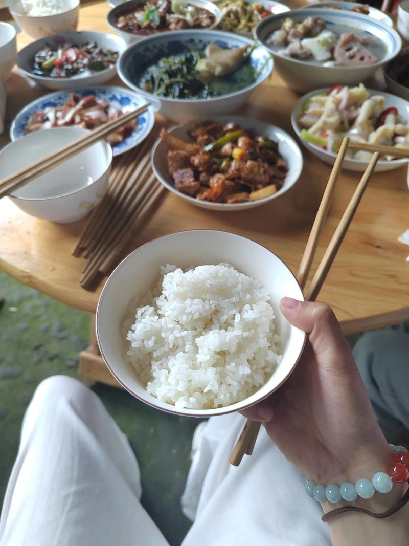安徽石台农户家柴火烧制的石台硒米饭配腌萝卜
