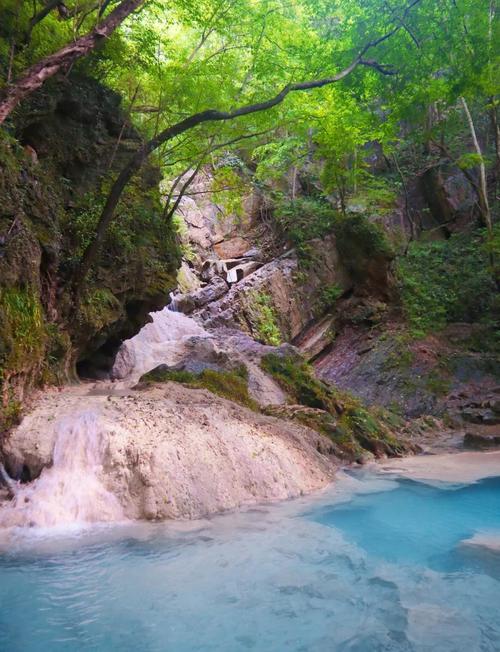 湖北南漳荆山天池夏季山林蓝池景观