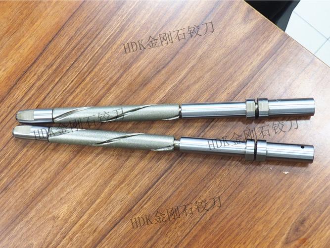 数控机床使用可调铰刀加工精密孔