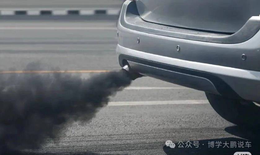 汽车冷启动排气管冒黑烟实拍