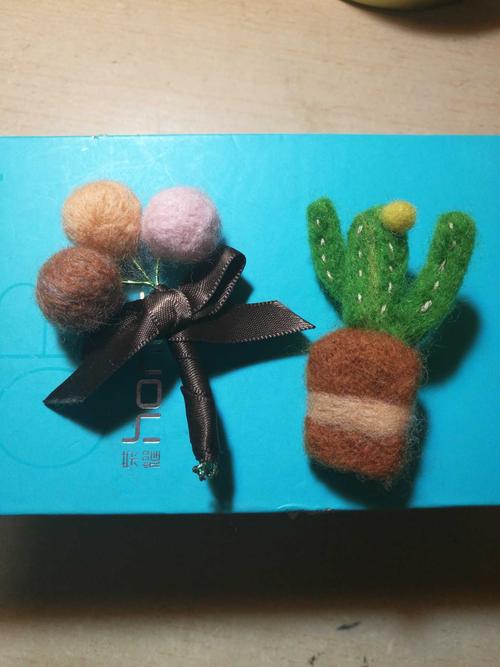 手工DIY做坏的歪耳朵羊毛毡、烤糊的热缩片堆在桌面的实拍图