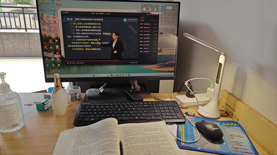教师深夜在电脑前制作数字化教学课件疲惫场景