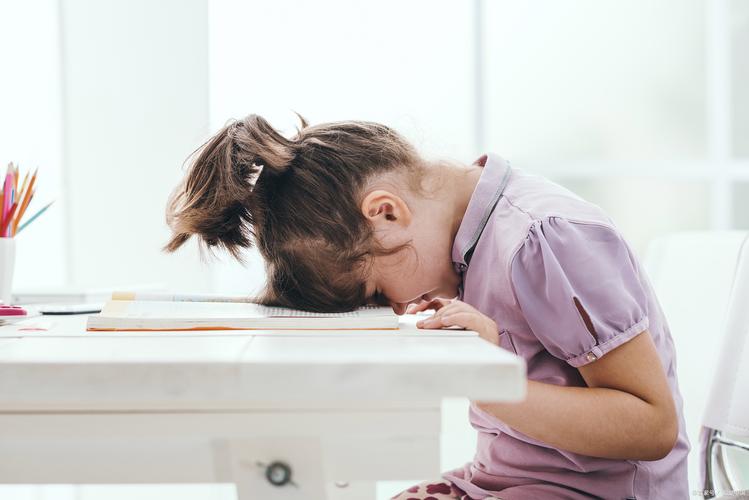 育儿内卷早教班现场孩子疲惫