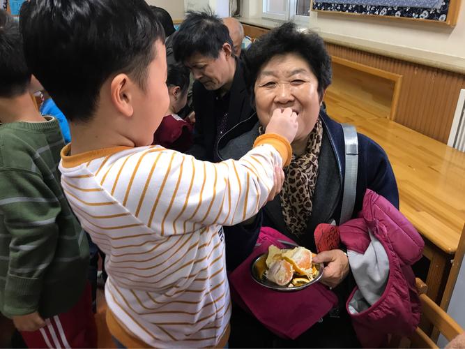 家族聚会孩子给长辈递水果的温馨瞬间