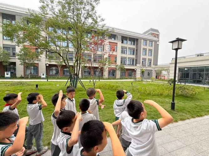 中小学课间户外远眺活动场景