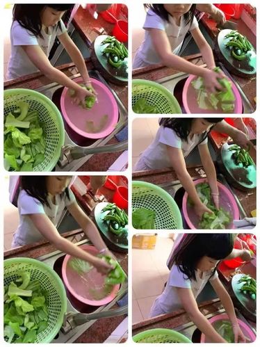 家庭中孩子帮忙洗菜准备晚餐