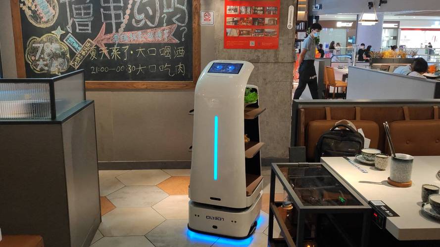 南京老门东社区咖啡馆内的送餐机器人端着冰美式