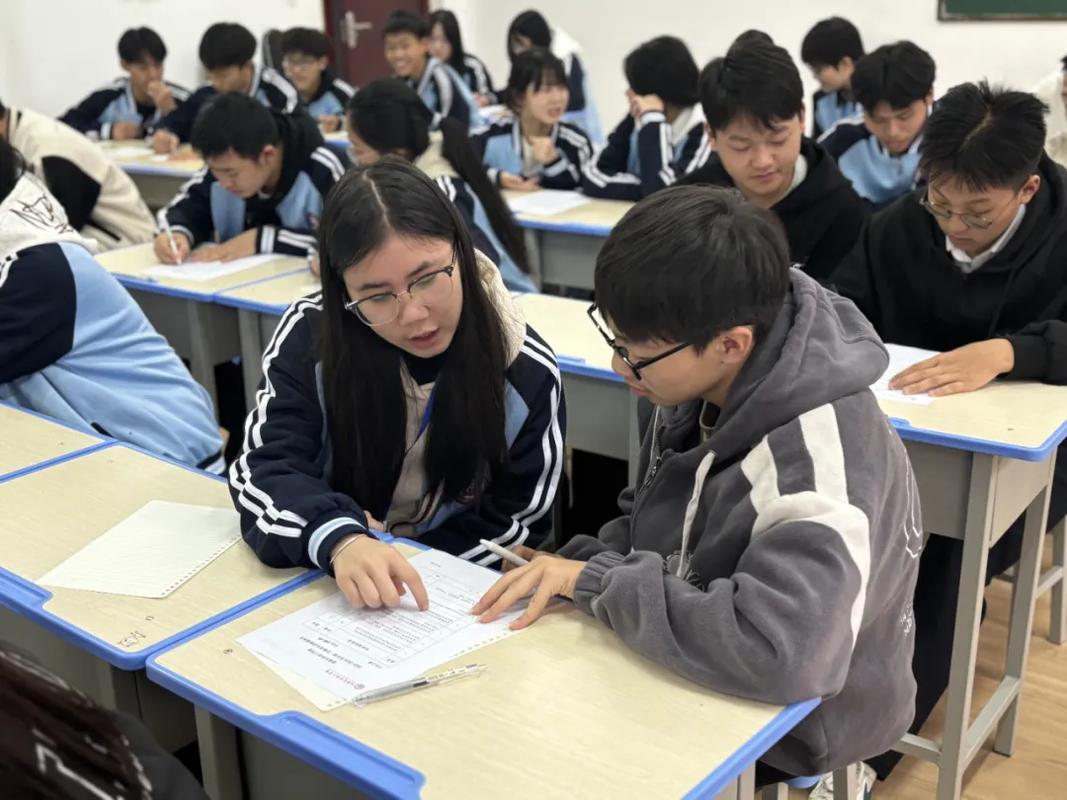 中学生涯规划课堂上学生分组讨论职业兴趣的场景