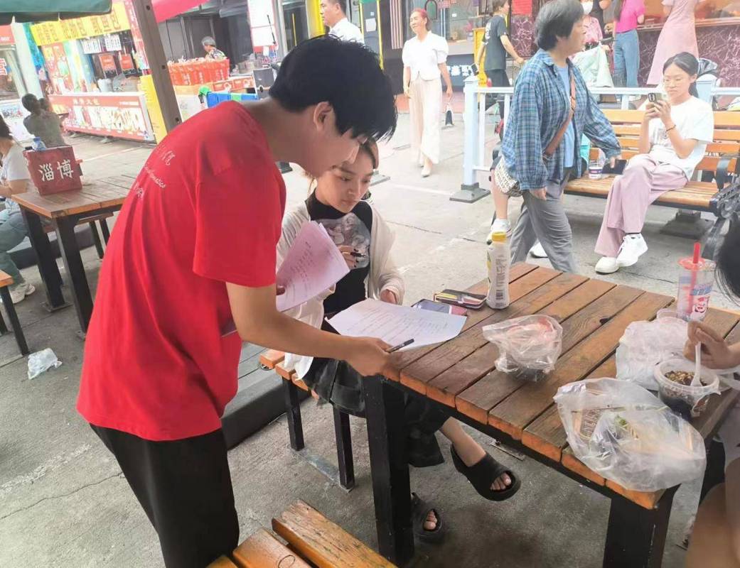 大学生自主社会调研街头采访