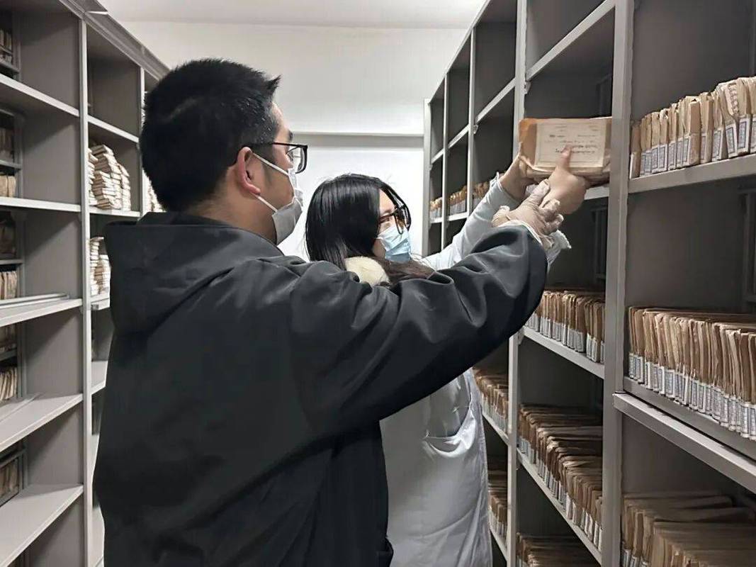 拆迁律师在布满灰尘的档案室翻阅旧土地登记记录