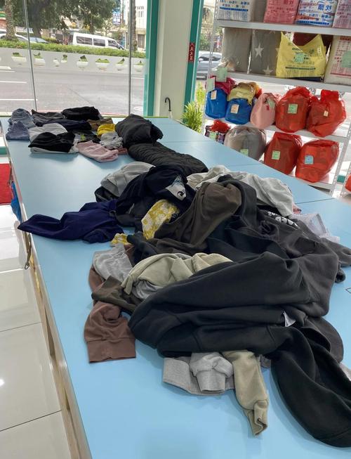 家庭洗衣区杂乱堆放织物护理用品实拍
