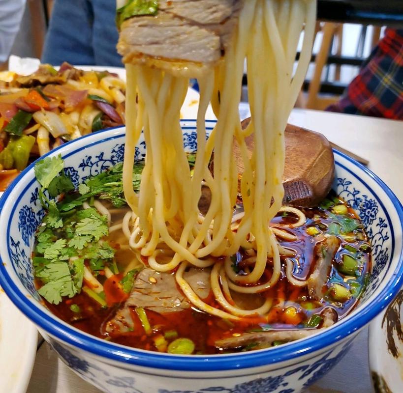 兰州清晨巷口牛肉面摊冒热气
