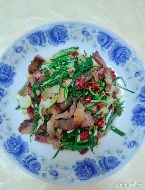 粗瓷盘盛放的南漳腊肉炒干野山葱成品