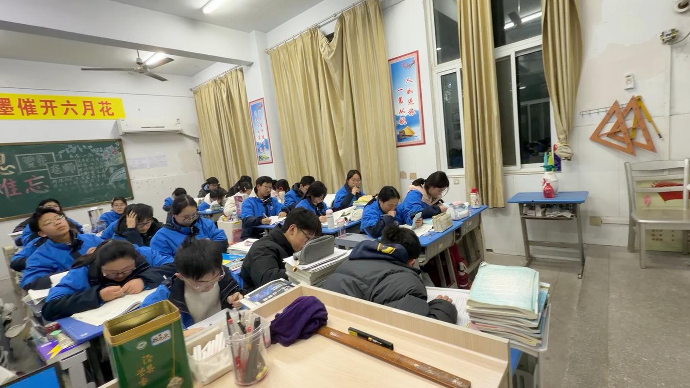 高中班主任晚自修走廊边和学生闲聊的侧影