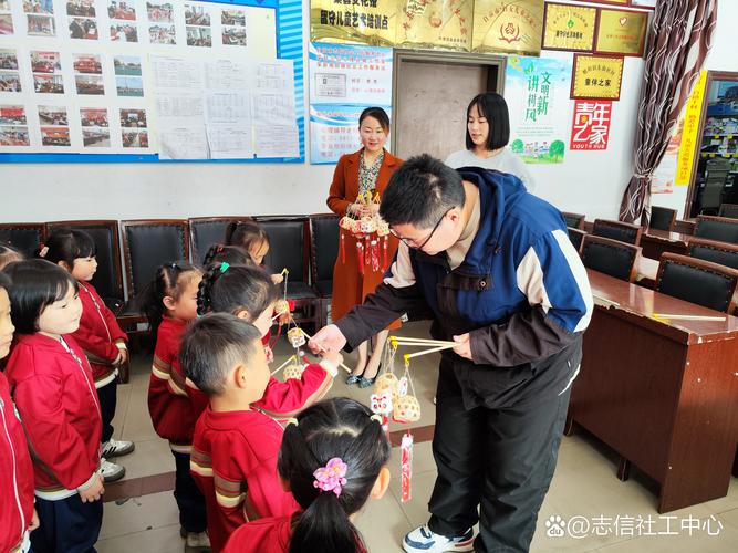 老师与孩子坐在地板上玩玩具的家访互动