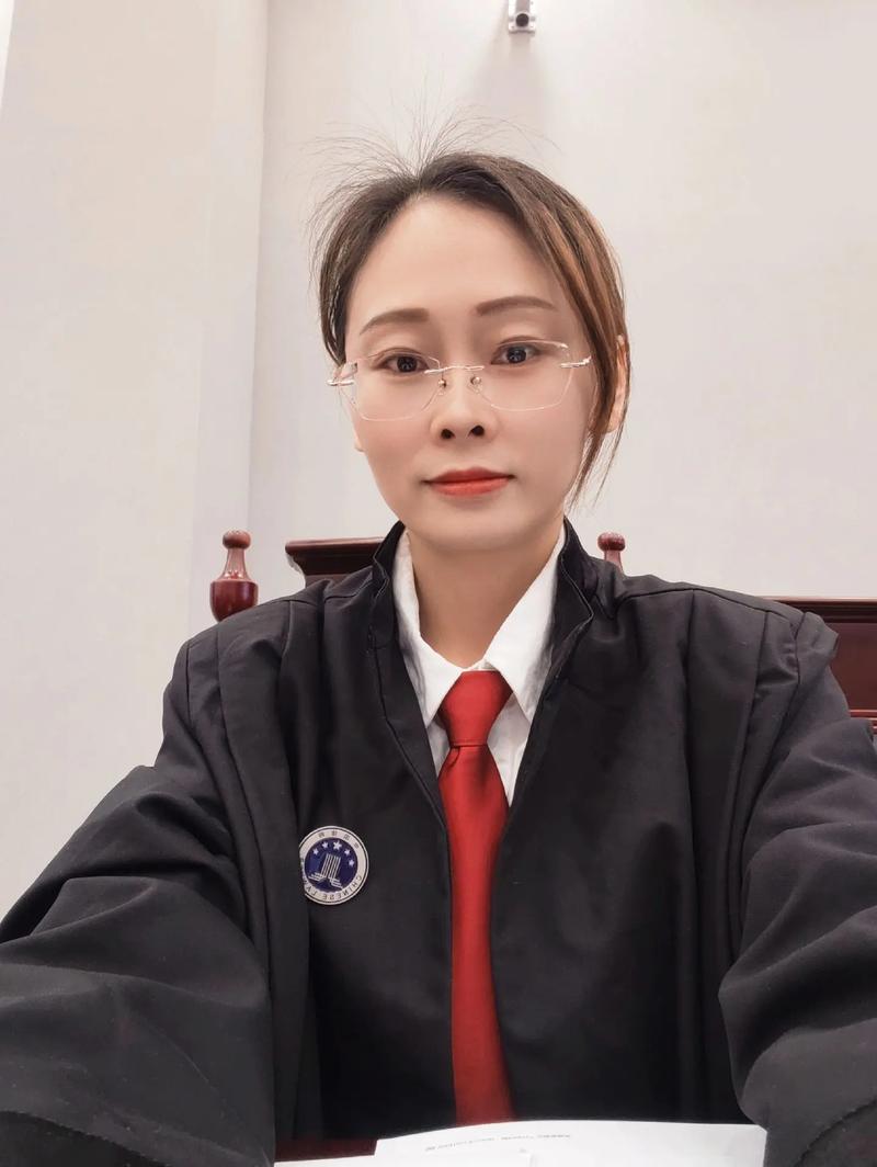 法院门口咨询律师的中年女性