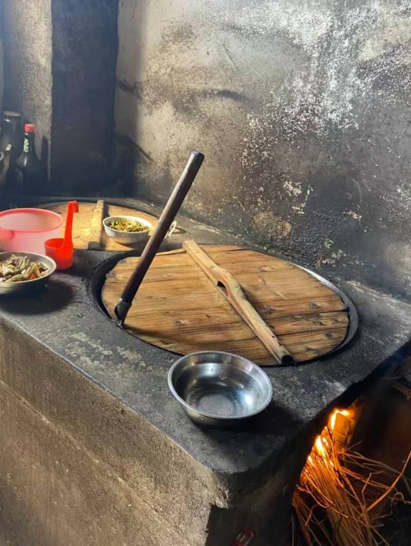 农村老式土灶拨柴生火场景