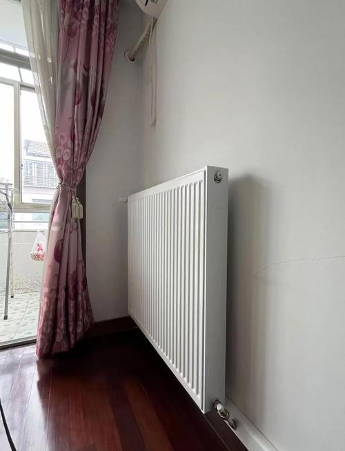 卧室靠窗暖气片安装实景图