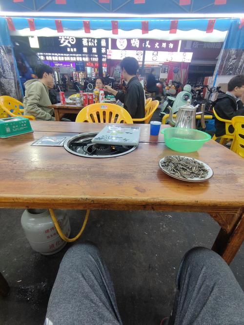 在巡检吃饭，别找装修好的馆子，居民区楼下的小摊子才是真的香