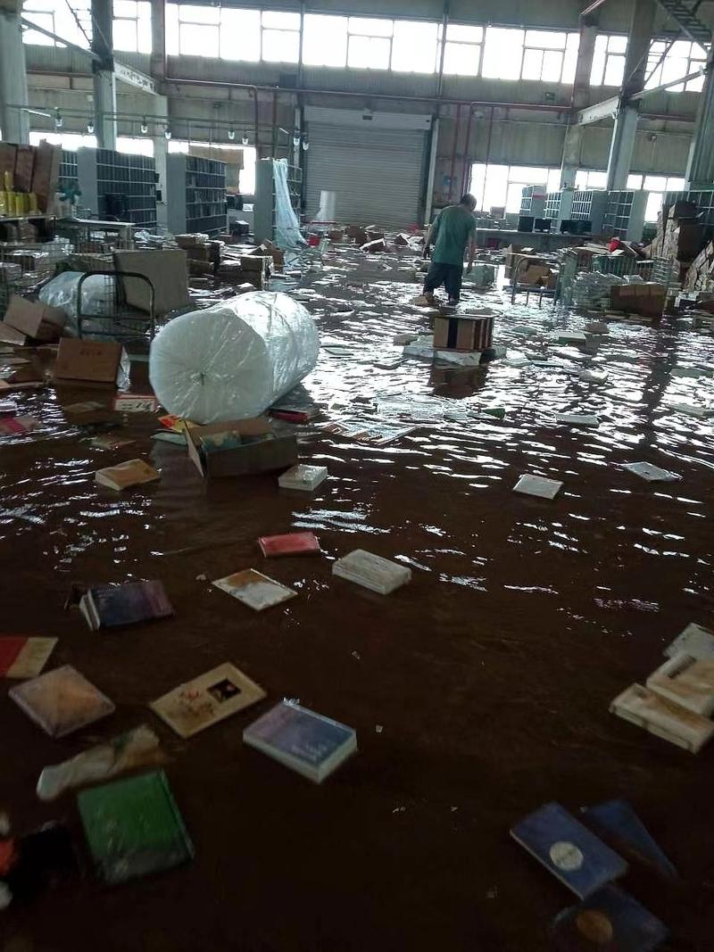 暴雨洪水过后受损乡村仓库现场
