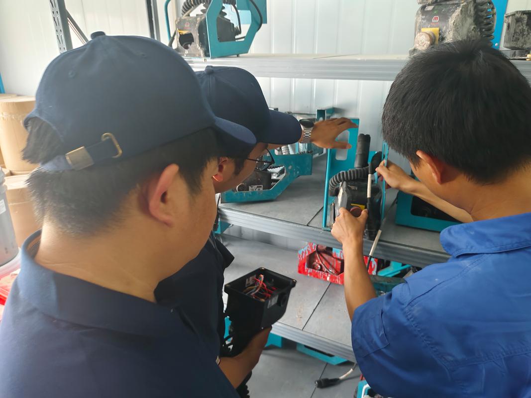 切铝机厂家售后工程师上门维修现场图