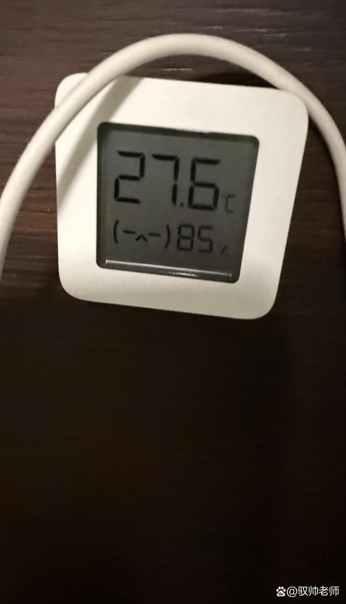 梅雨季家庭室内湿度计显示85%读数实拍