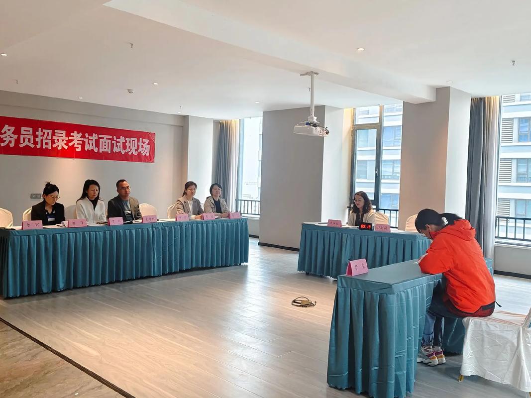 公务员考试面试模拟现场，考生穿正装答题