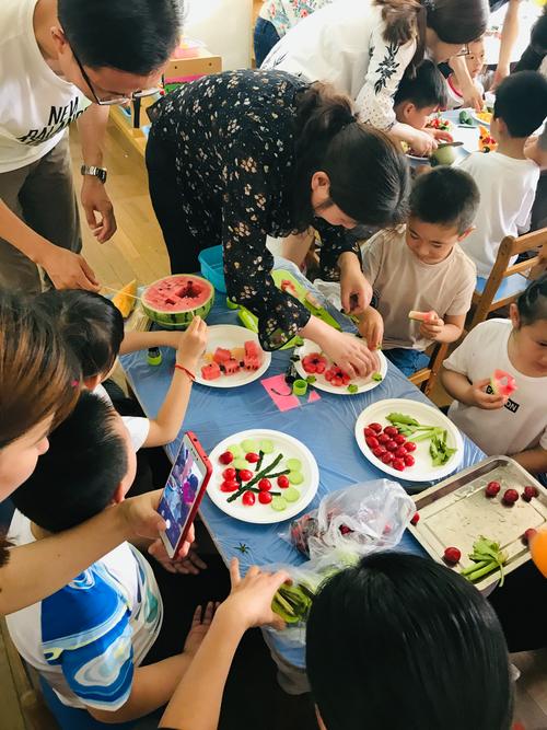 家庭餐桌上分切西瓜亲子互动场景