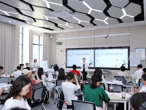 南京软件谷工程师与高校教师共同设计课程模块工作坊