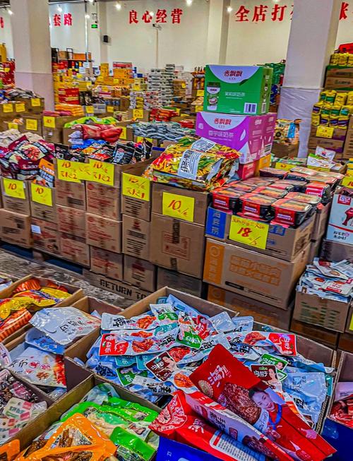 超市收银台凑满减零食堆实拍
