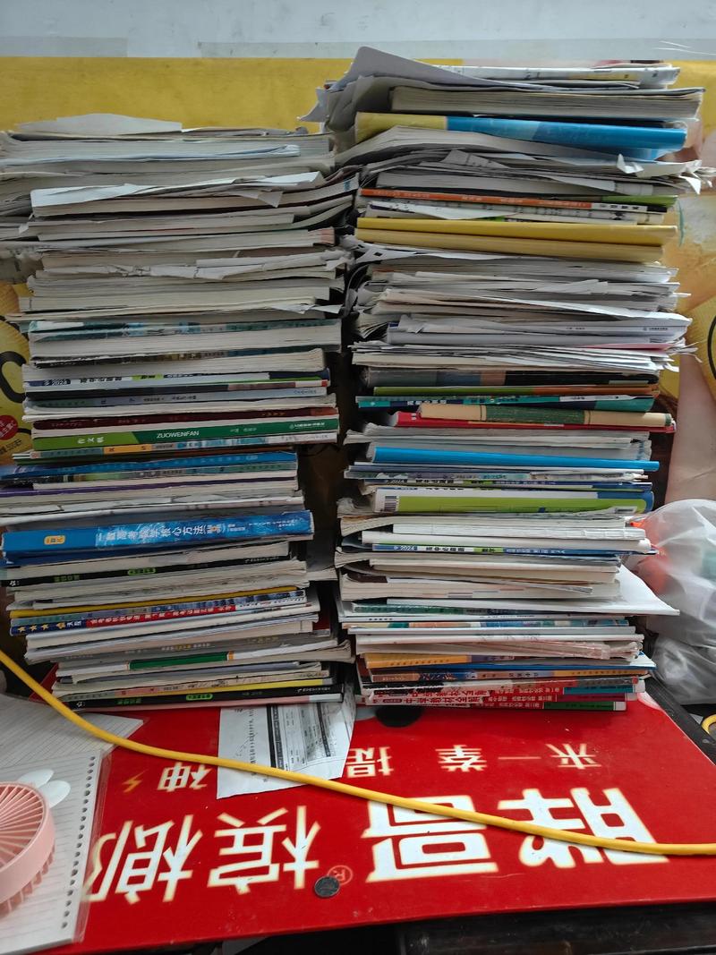高中生堆积如山的教辅资料特写