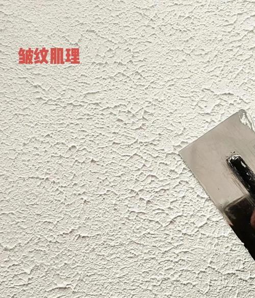 艺术漆施工师傅用批刀制作纹理