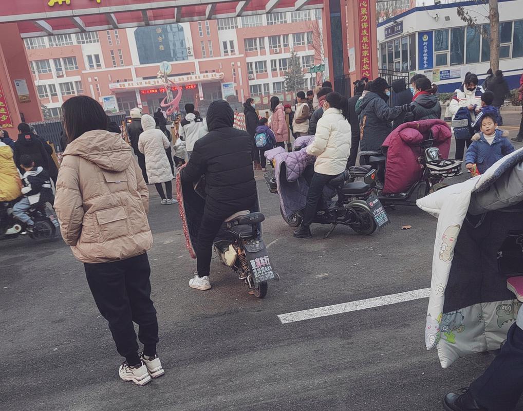 家长在学校门口焦急打电话