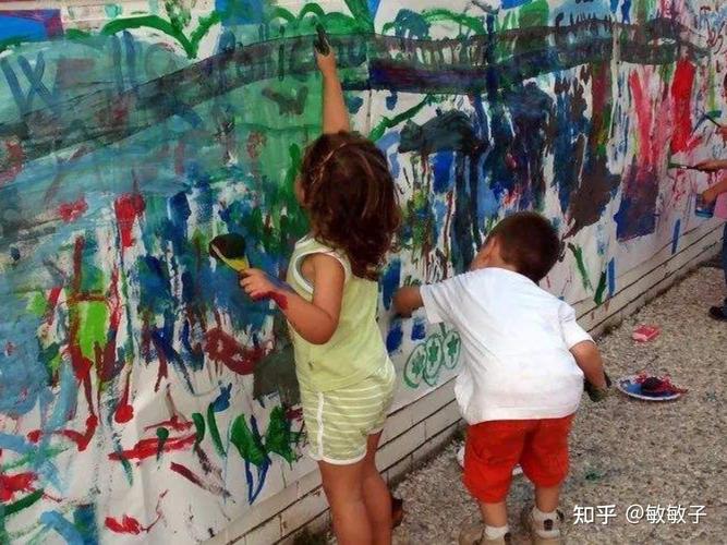 幼儿绘画敏感期在家墙面乱涂画场景