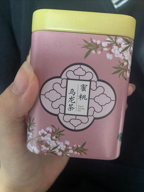 玻璃马克杯里挂着棉线的蜜桃乌龙茶包