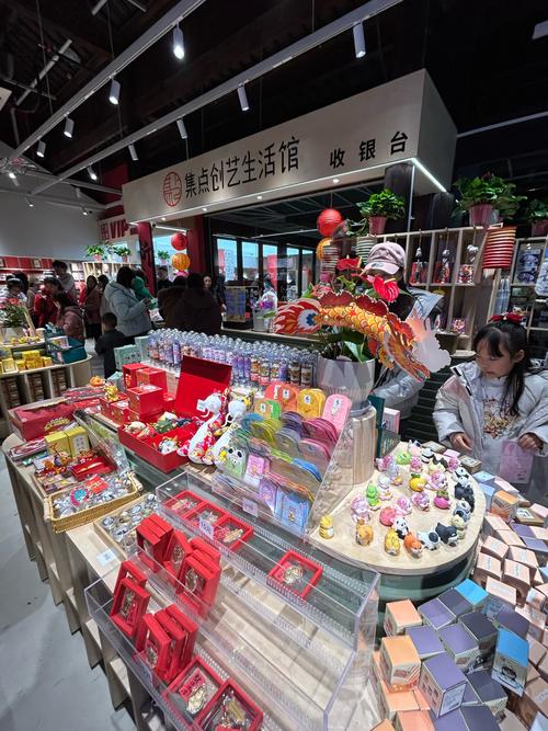 南京老门东老字号糕点铺盲盒排队场景