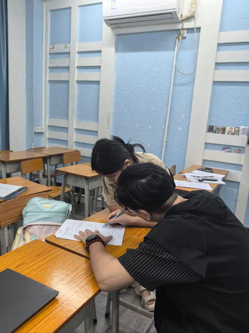 大学课堂学生专注记笔记场景