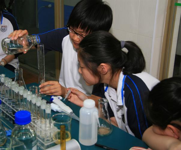 中学生小组合作进行水质检测探究实验