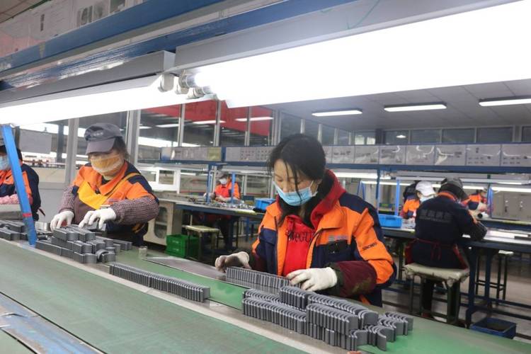 磁棒厂家生产车间实拍,工人正在检测磁棒磁力