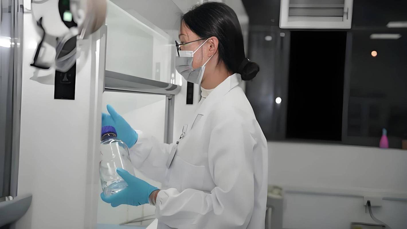 化工实验室工作人员佩戴防化工业手套操作试剂