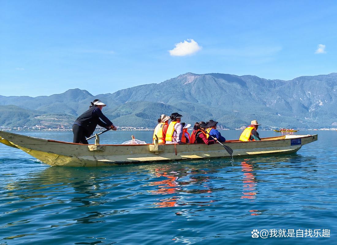 摩梭人小木船划行泸沽湖湖面