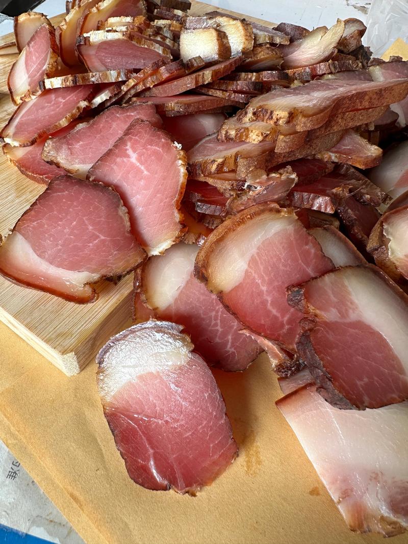 户外烧烤腌肉切块备料实拍场景