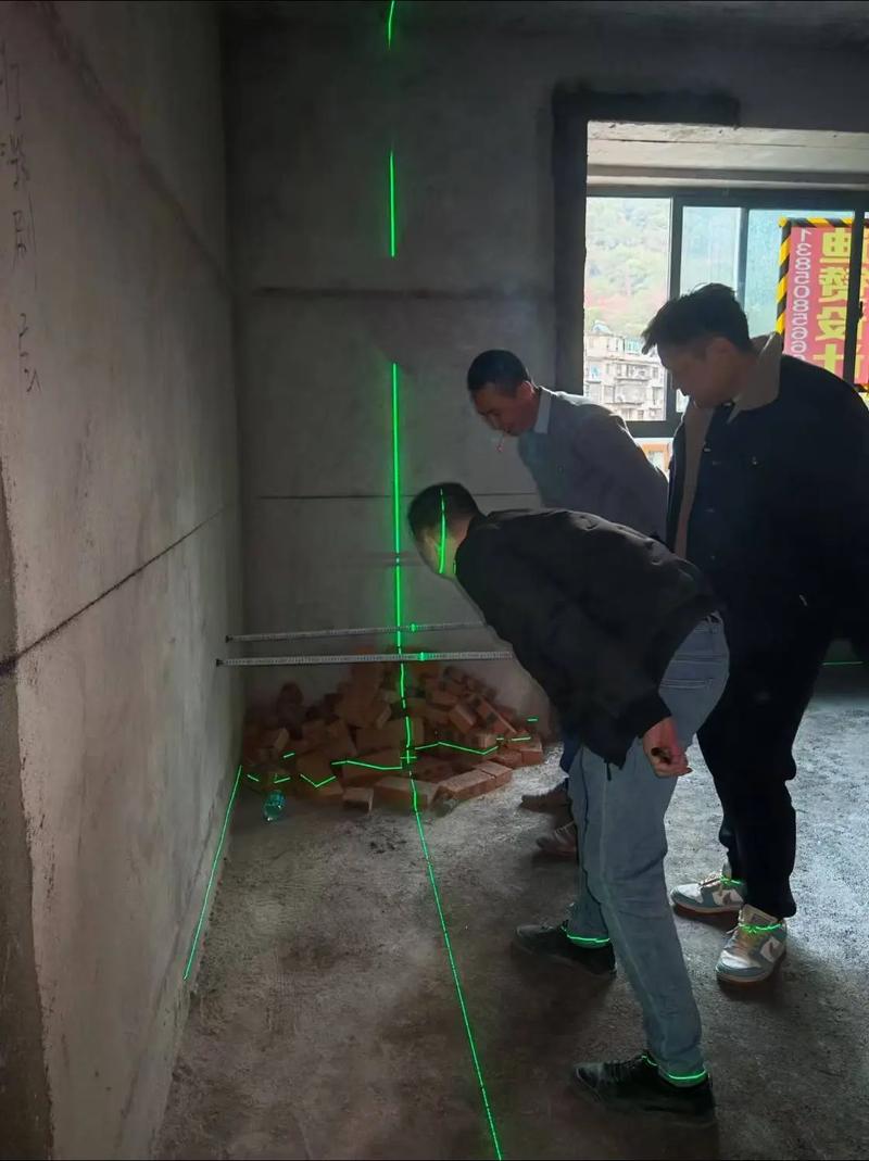 装修现场墙面垂直度实测实量操作图