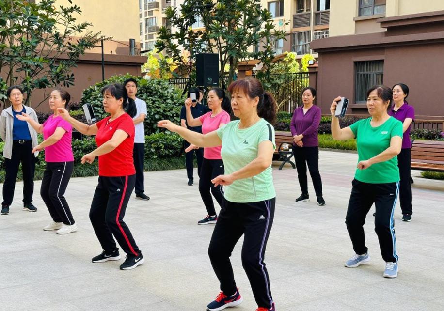 南京南湖小区广场舞现场居民拍摄视频