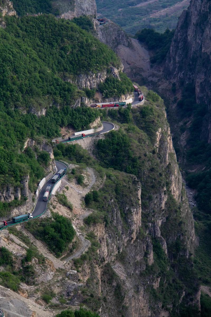 太行山挂壁公路悬崖自驾车窗外视角