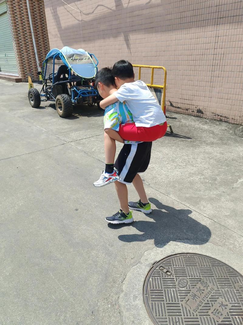 二胎家庭老大嫉妒推倒弟弟的瞬间