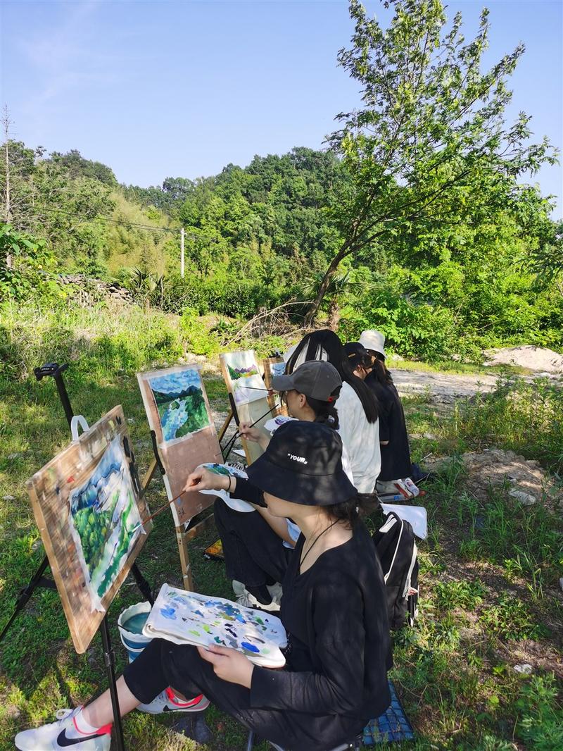 城市中学美术馆研学学生集体写生