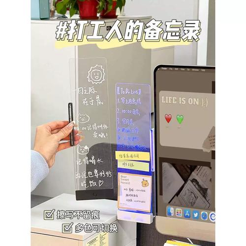 办公室工位上放着半杯冷掉的咖啡和育儿便签